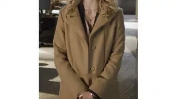 Obtenez les looks de The Boys : Starlight (Erin Moriarty) porte un trench-coat en laine camel dans la saison 4, épisode 5 de la série télévisée