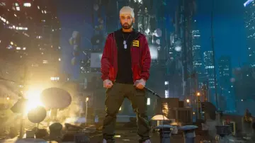 Eminem lleva una chaqueta M roja en su video musical de Houdini