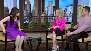 Vestido midi de lana elástica con detalle de lazo de Oscar de la Renta usado por Zooey Deschanel como se vio en LIVE with Kelly and Mark el 31 de julio de 2024