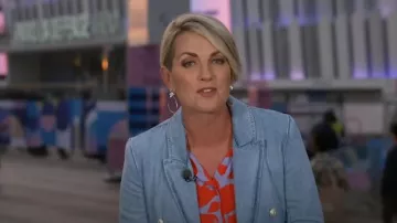 Blazer de mezclilla L'Agence Robbie usado por Jamie Yuccas como se ve en CBS Evening News el 29 de julio de 2024