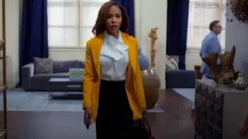 Camiseta sin mangas de Giorgio Armani Stretch Silk Charmeuse usada por Andrea 'Andi' Barnes (KJ Smith) como se ve en Sistas de Tyler Perry (T07E18)