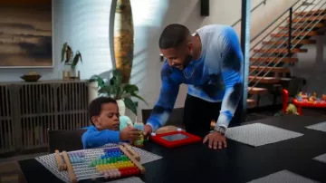 Suéter de la tripulación de pintura en aerosol de Alexander McQueen usado por Zac (Devale Ellis) como se ve en Sistas de Tyler Perry (T07E18)