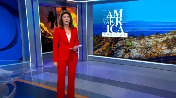 Pantalones acampanados de tiro medio de Alexander McQueen usados por Norah O'Donnell como se ve en CBS Evening News el 31 de julio de 2024