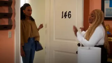 Aldo Purse Mujer usada por la oficial Rayah (Racquel Palmer) como se ve en Sistas de Tyler Perry (S07E18)