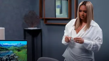 Alexander Wang Camisa fruncida usada por Fatima (Crystal Renee Hayslett) como se ve en Sistas de Tyler Perry (T07E18)
