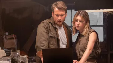 Vestuario de la película Twisters: Glen Powell lleva una chaqueta de lona para interpretar a Tyler en la película