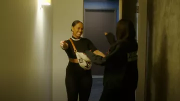 Riñonera Louis Vuitton usada por Cheyenne como se ve en Basketball Wives (T11E18)