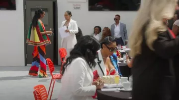 Pucci Iride Jersey Pantalon droit porté par Brooke Bailey comme on le voit dans Basketball Wives (S11E18)