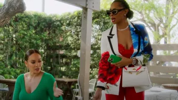 Hermes Kelly Sac à main Nouveau Blanc Clémence Avec Matériel Doré 28 porté par Jennifer Williams comme on le voit dans Basketball Wives (S11E18)