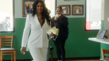 Louis Vuitton Pochette Coussin Gold con monograma de piel de cordero metalizada en relieve usado por Brandi Maxiell como se ve en Basketball Wives (T11E18)
