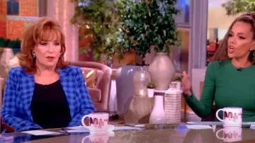 Blazer Duchess à poche plaquée Smythe avec coudières en cuir porté par Joy Behar, comme on le voit dans The View le 31 juillet 2024