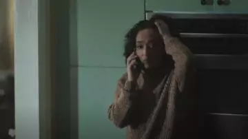 Atuendos de la serie de televisión Presumed Innocent: Barbara Sabich (Ruth Negga) lleva un suéter de punto de cachemira en el episodio 7 de la temporada 1