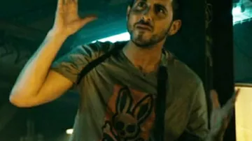 Tenues de la série télévisée The Boys : Frenchie (Tomer Kapon) porte un t-shirt Creepy Psycho Skull Bunny dans la saison 2, épisode 1