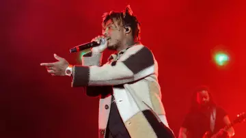 Juice Wrld porte une veste en patchwork pour le Festival de musique de Las Vegas le 1er novembre 2019