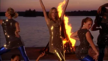 Tenues de film Camp Rock : Tess (Meaghan Martin) porte une robe dorée