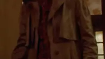 Tenues de film de coucou : La femme à capuche (Kalin Morrow) porte un trench-coat marron