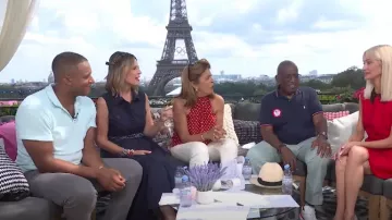 Polo de toalla de felpa marrón Orlebar en Clear Sky usado por Craig Melvin como se ve en Today el 1 de agosto de 2024