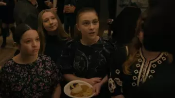 Ted Baker Saaraih Mini-robe à manches bouffantes avec ceinture portée par Lynn Bouchard (Brooklyn Shuck) comme on le voit dans Evil (S04E11)