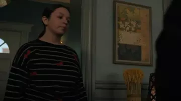 Pull rayé en cachemire et cerise Aqua porté par Laura Bouchard (Dalya Knapp) comme on le voit dans Evil (S04E11)