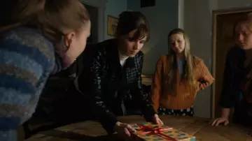 Veste courte en laine Akris à double face avec embellissement en fausse grille superposée en similicuir portée par Kristen Bouchard (Katja Herbers) comme on le voit dans Evil (S04E11)