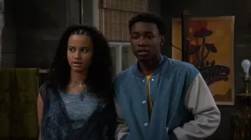 Fruit Of The Loom Varsty Jacket porté par Cole Carson (Niles Fitch) comme on le voit dans That '90s Show (S02E04)