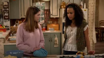 GAP Vintage Soft Raglan Sweatshirt worn by Leia Forman (Callie Haverda) as seen in That '90s Show (S02E04)