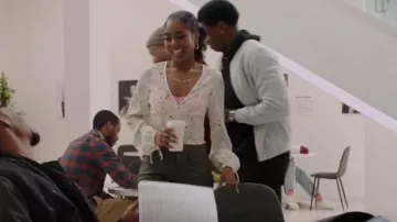 Blusa corta en V de H&M usada por Gabrielle (Heather Lynn Harris) como se ve en All American: Homecoming (S03E04)