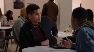 Chaqueta bomber Theory usada por el entrenador Marcus Turner (Cory Hardrict) como se ve en All American: Homecoming (T03E04)