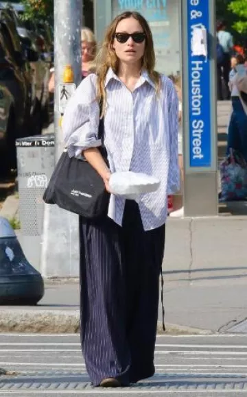 Bolso tote con el logotipo de Judd usado por Olivia Wilde en la ciudad de Nueva York el 29 de julio de 2024