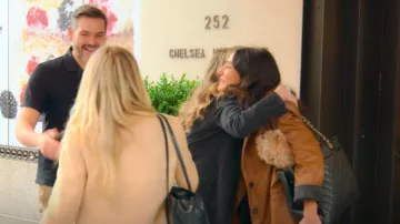 Chanel Caviar Quilted XL Grand Shopping Tote usado por Chloe Tucker Caine como se ve en Owning Manhattan (S01E04)