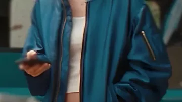Tenues de coucou : Gretchen (Hunter Schafer) porte un blouson aviateur bleu dans le film
