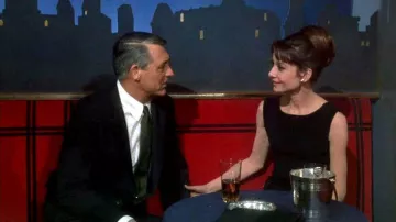 Tenues de film Charade : Audrey Hepburn porte une robe noire cocktail deux pièces Givenchy pour jouer Regina Lampert