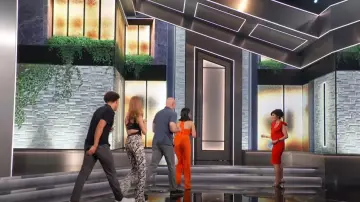 Alexander McQueen Armadillo Sandales en cuir miroir portées par Julie Chen comme on le voit dans Big Brother (S26E02)