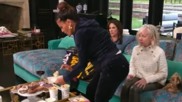 Pantalones de chándal de terciopelo de algodón Juicy Couture Classic usados por Dolores Catania como se ve en The Real Housewives of New Jersey (T14E13)