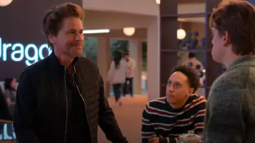 Veste matelassée hybride Reiss portée par Ellis Dragon (Rob Lowe) comme on le voit dans Unstable (S02E01)