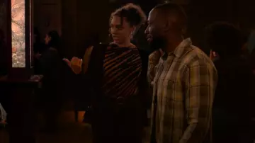 Proenza Schouler White Label Finley Tie-Dye T-Shirt porté par Ruby (Emma Ferreira) comme on le voit dans Unstable (S02E01)