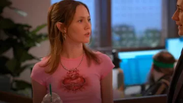 Camiseta de bebé Kimchi Blue Sacred Heart usada por Georgia (Iris Apatow) como se ve en Unstable (S02E01)
