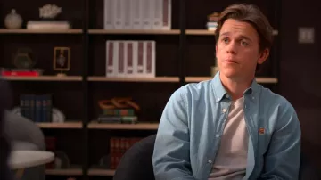 Maison Kitsuné Chemise en coton à écusson de renard portée par Jackson Dragon (John Owen Lowe) comme on le voit dans Instable (S02E01)