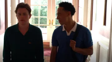 Polo Wilson Ace Johnny Collar porté par Malcolm (Aaron Branch) comme on le voit dans Unstable (S02E02)