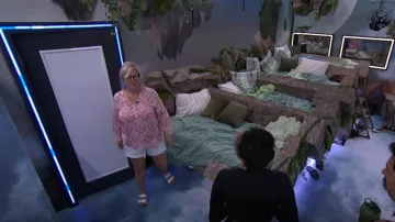 Sandalia Birkenstock Arizona usada por Angela como se ve en Gran Hermano (S26E04)