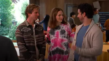 Urban Renewal Remade Star Dye Crew Neck Sweat-shirt porté par Georgia (Iris Apatow) comme on le voit dans Unstable (S02E03)