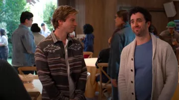 Surchemise Faherty DGF Canyon portée par TJ (Tom Allen) comme on le voit dans Unstable (S02E03)