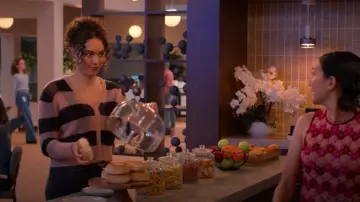 Pull cardigan Allsaints Renee porté par Ruby (Emma Ferreira) comme on le voit dans Unstable (S02E04)