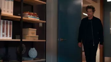 Blouson aviateur Theory City porté par Ellis Dragon (Rob Lowe) tel qu’on le voit dans Unstable (S02E04)