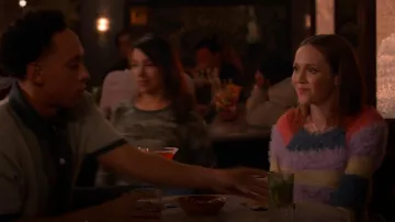 Suéter de pestañas Chloe Stripe azul kimchi usado por Georgia (Iris Apatow) como se ve en Unstable (S02E04)