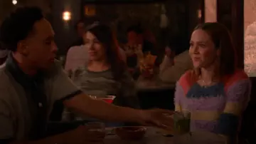 Pull à cils Chloe Stripe bleu kimchi porté par Georgia (Iris Apatow) comme on le voit dans Unstable (S02E04)