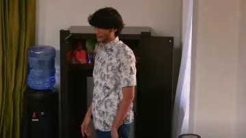 Camisa de algodón estampada de H&M usada por Miguel como se ve en Claim to Fame (T03E03)