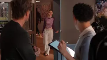 Pantalon cargo militaire True Religion porté par Georgia (Iris Apatow) comme on le voit dans Unstable (S02E05)