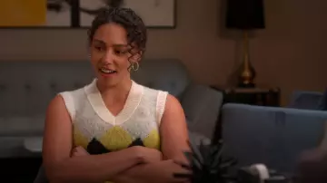 Gilet pull Allsaints Hove porté par Ruby (Emma Ferreira) comme on le voit dans Unstable (S02E05)