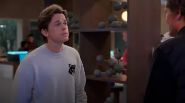 Maison Kitsuné Blue Fox Head Sweater porté par Jackson Dragon (John Owen Lowe) comme on le voit dans Unstable (S02E06)